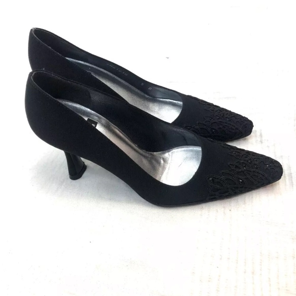 Stuart Weitzman Embroidered Front Heel Shoes